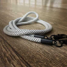 Load image into Gallery viewer, B/W raindrops 黑白雨點 -「金屬版」多用途電話繩連電話扣