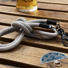 Load image into Gallery viewer, Grey white dot 白中灰 -「金屬版」多用途電話繩連電話扣